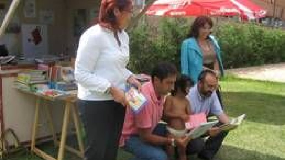 Cuatro concejales acudieron ayer a la apertura de la bibliopiscina