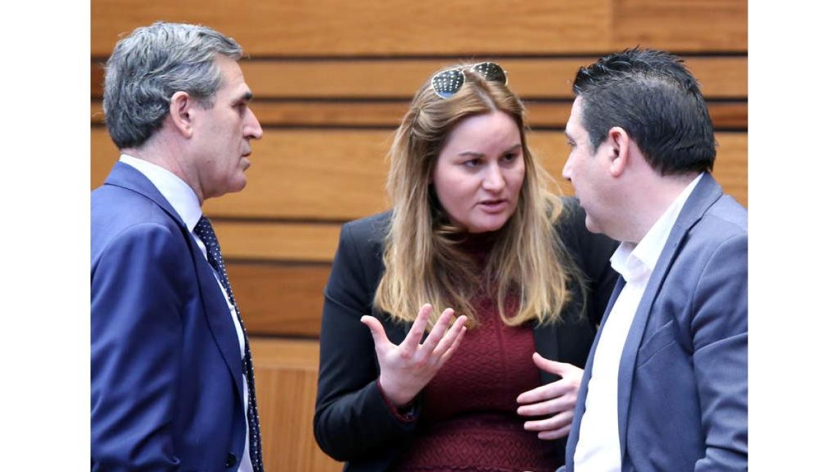 Los procuradores Sanz Vitorio (PP), Acevedo y Santos. RUBÉN CACHO