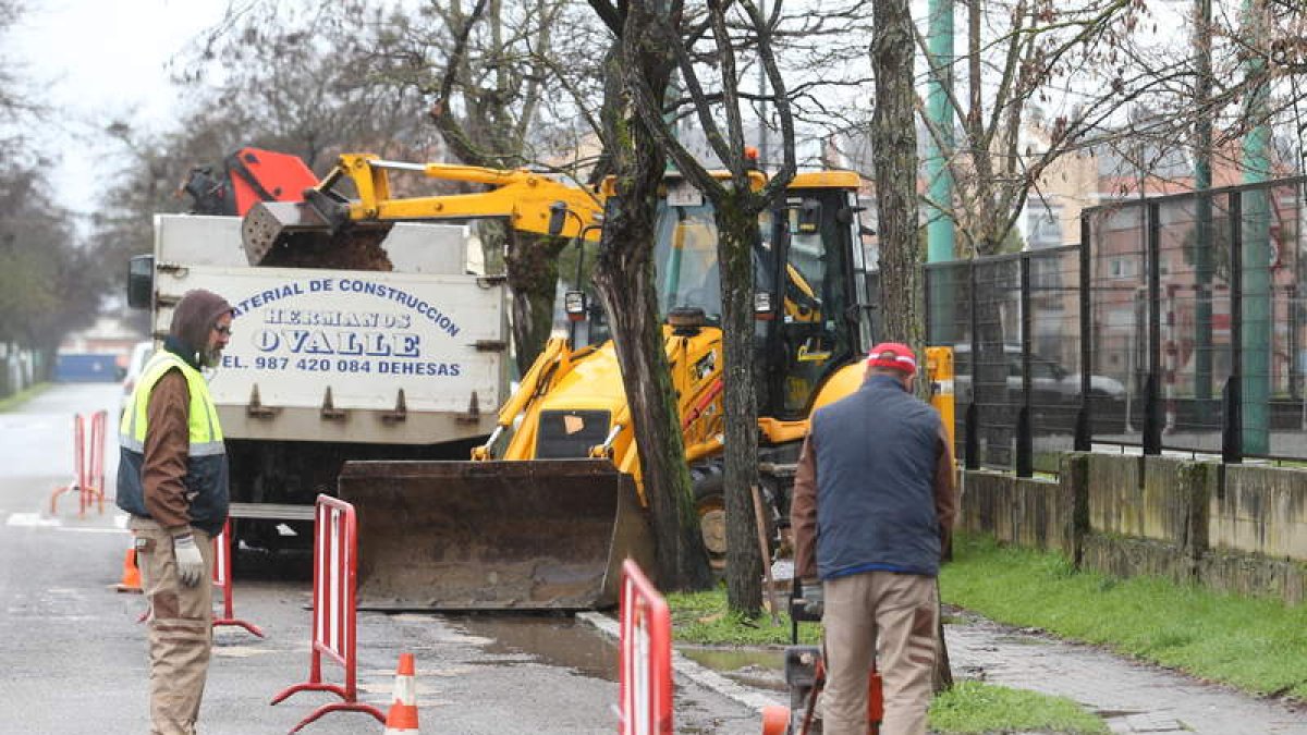 La brigada de obras municipal iniciando las labores de reparación de calles en Compostilla.