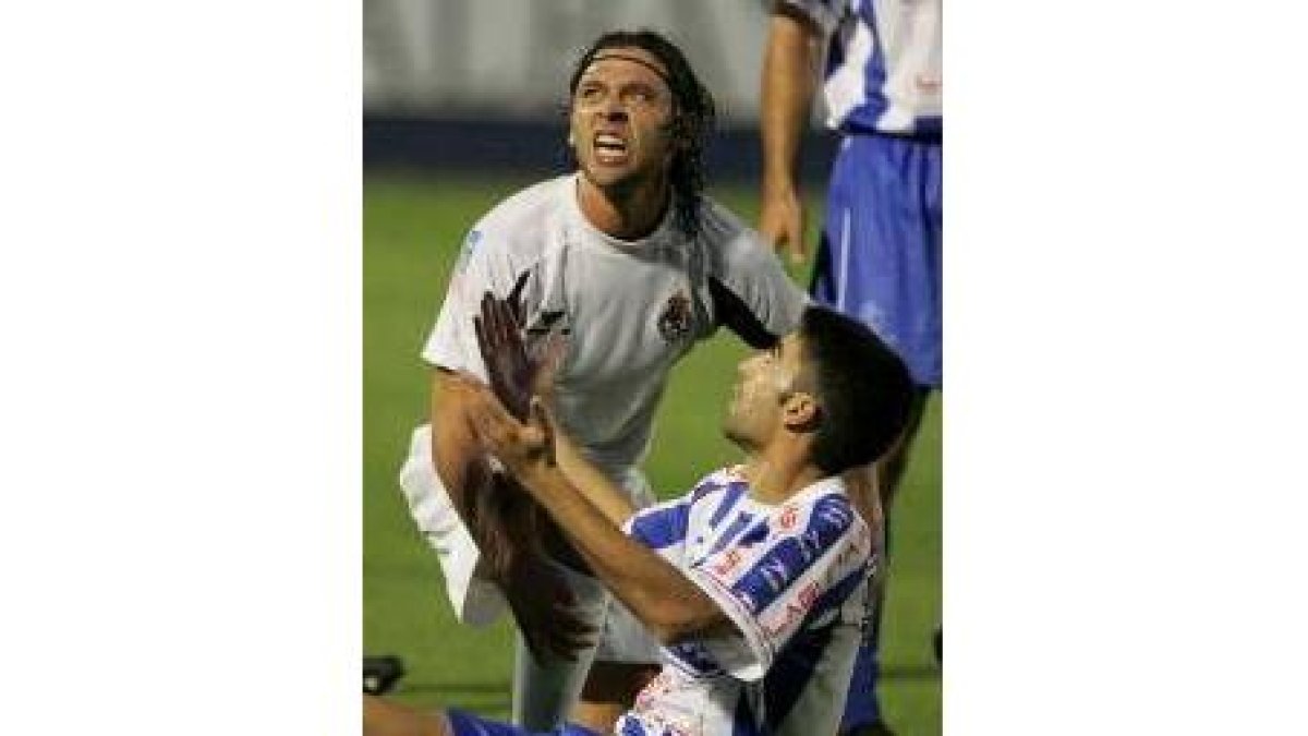 Javicho intenta golpear de cabeza el balón; Soto y Rubén Vega gesticulan ante el árbitro