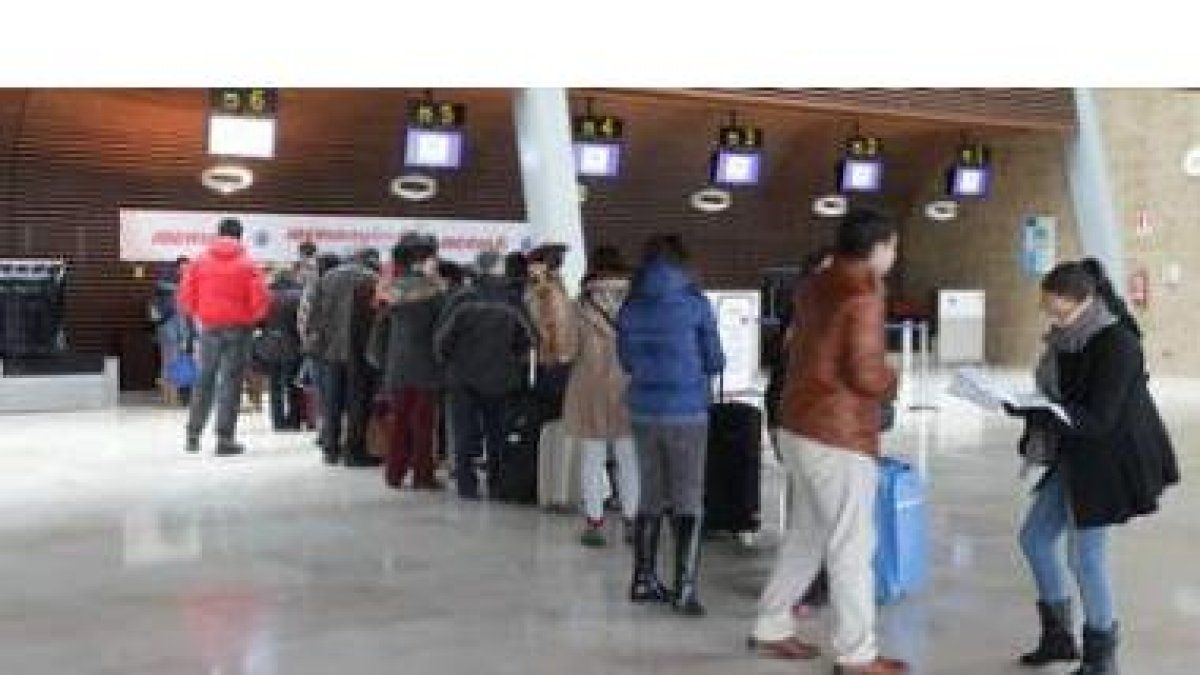Los pasajeros facturan el equipaje para los vuelos hacia Valencia y Barcelona.