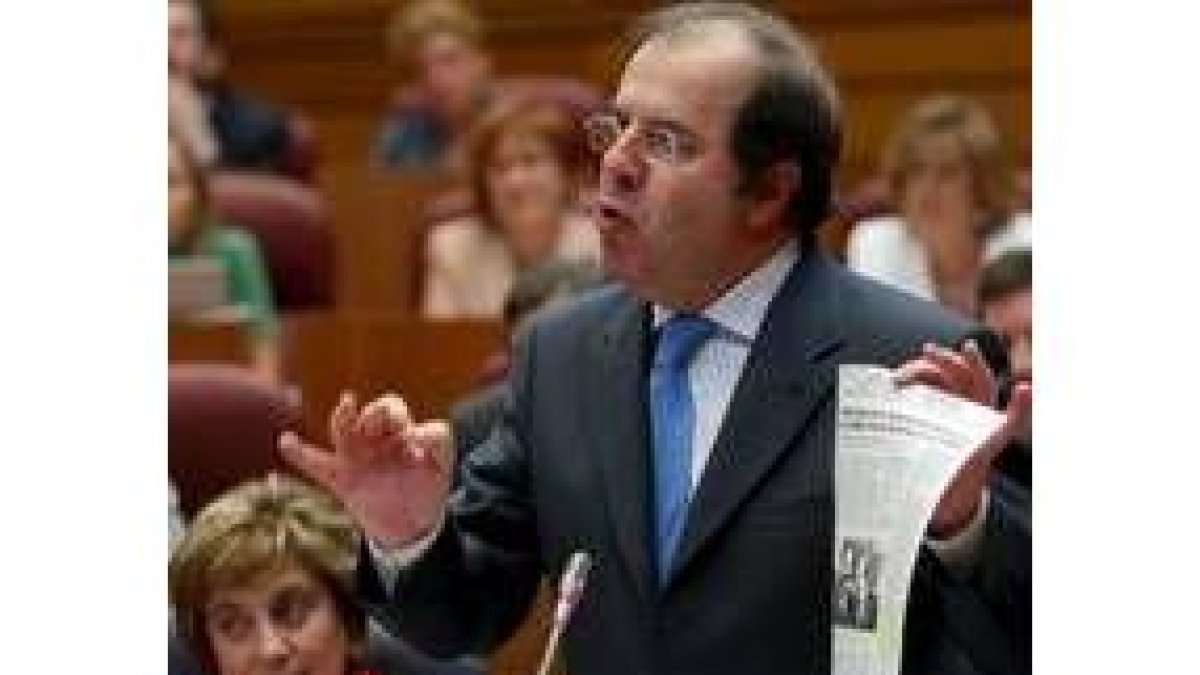 Ángel Villalba y el procurador Emilio Melero, durante el Pleno