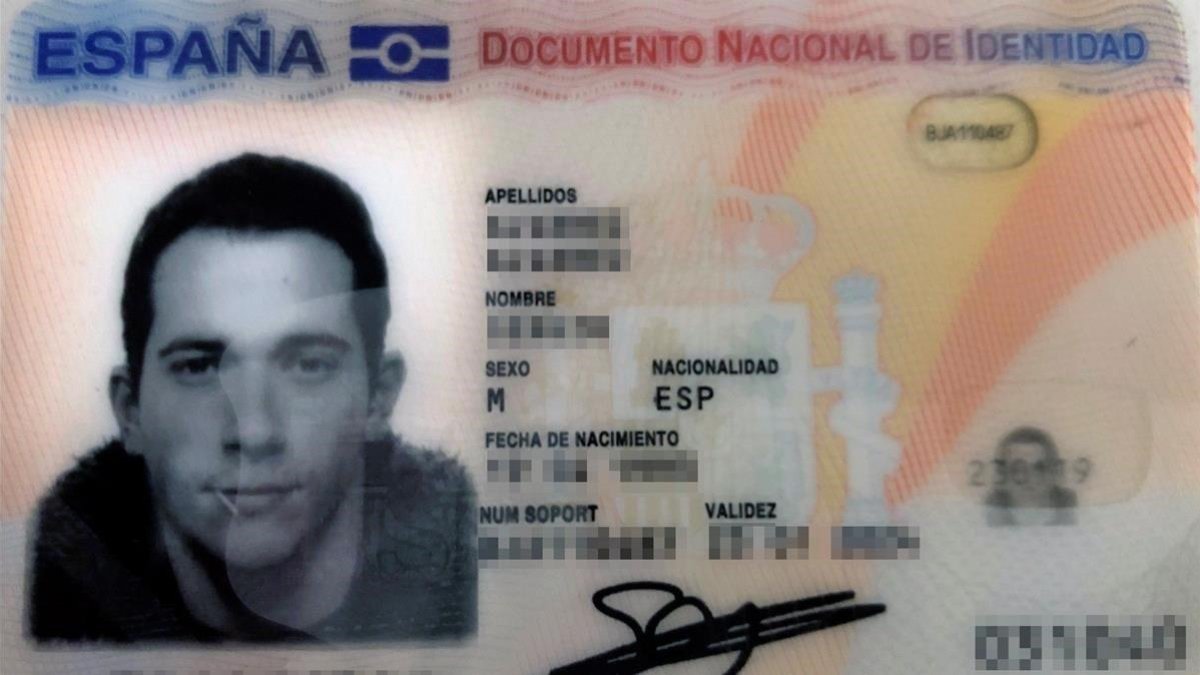El DNI de Sergio Álvarez, fotografiado con un palillo en la boca.