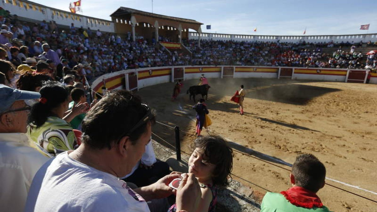 La tarde de toros en Sahagún contó con una gran asistencia de público.