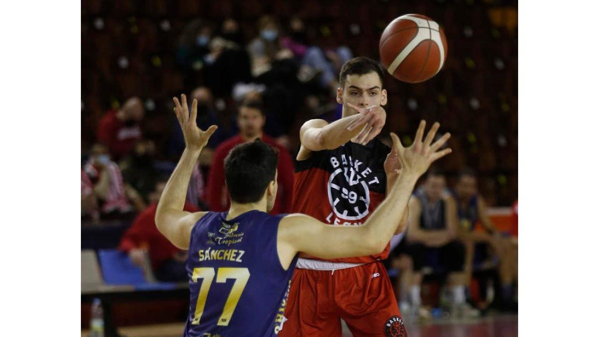 ULE Basket León salió airoso de su pulso ante La Flecha. FERNANDO OTERO