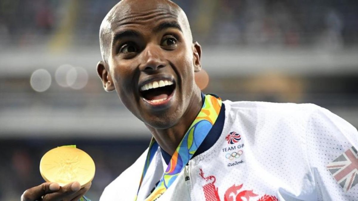 Mo Farah posa con su medalla de oro del 10.000.