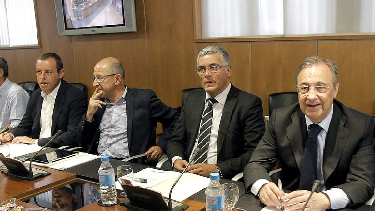 Sandro Rosell (i), y Florentino Pérez (d), durante la Asamblea.