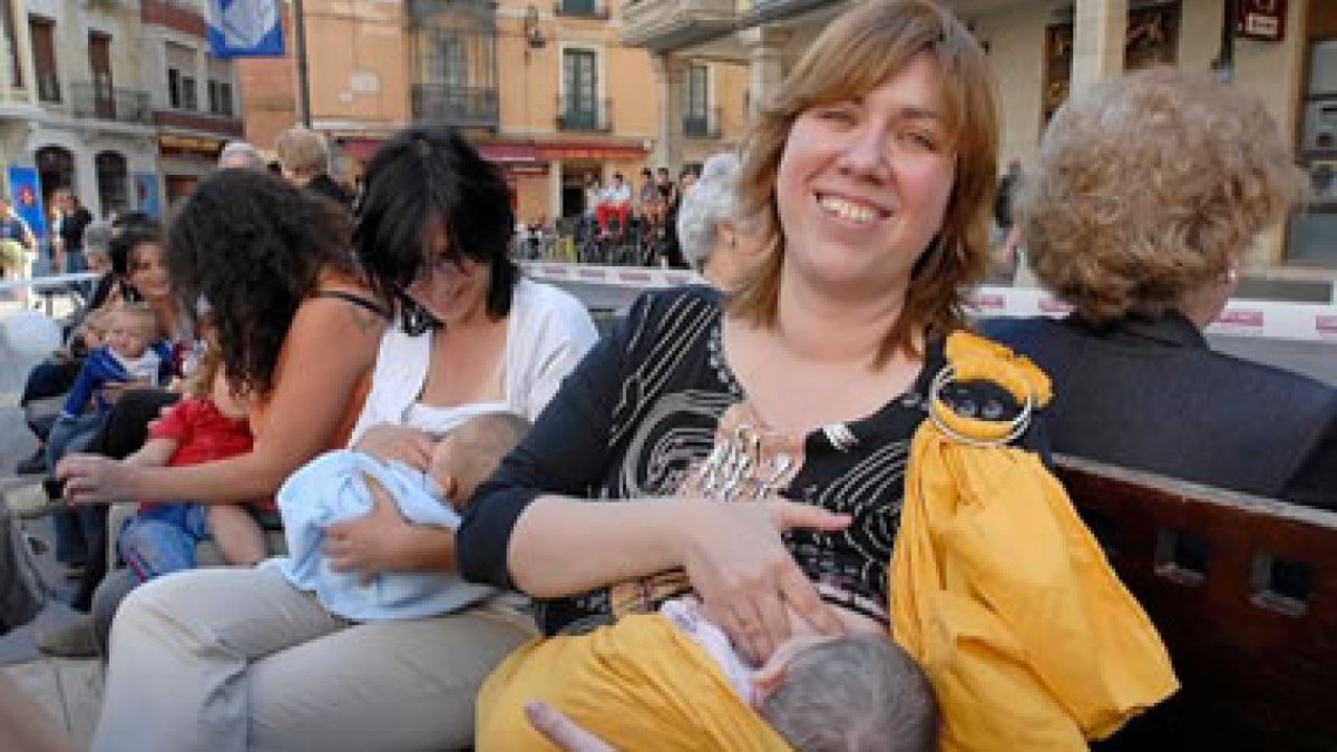 Mujeres leonesas durante un acto a favor de la lactancia natural en León.