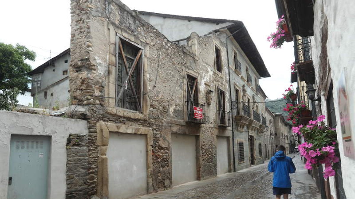 Un peregrino, ayer a su paso por la Calle del Agua de Villafranca. ANA F. BARREDO