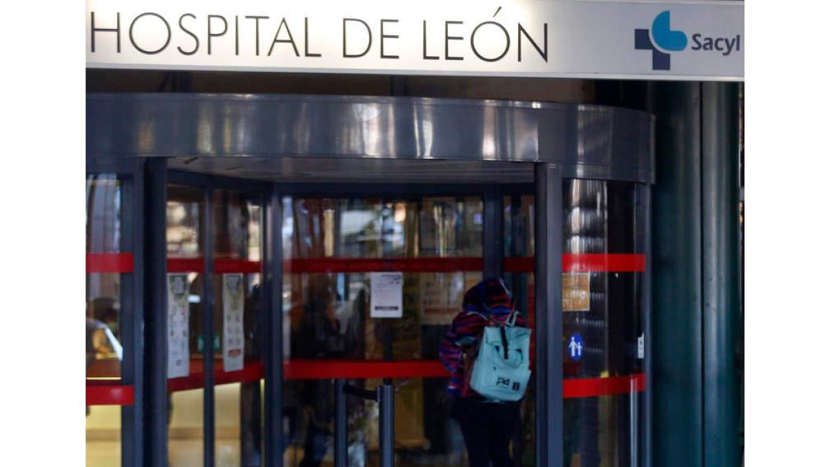 Entrada principal al Hospital de León. FERNANDO OTERO