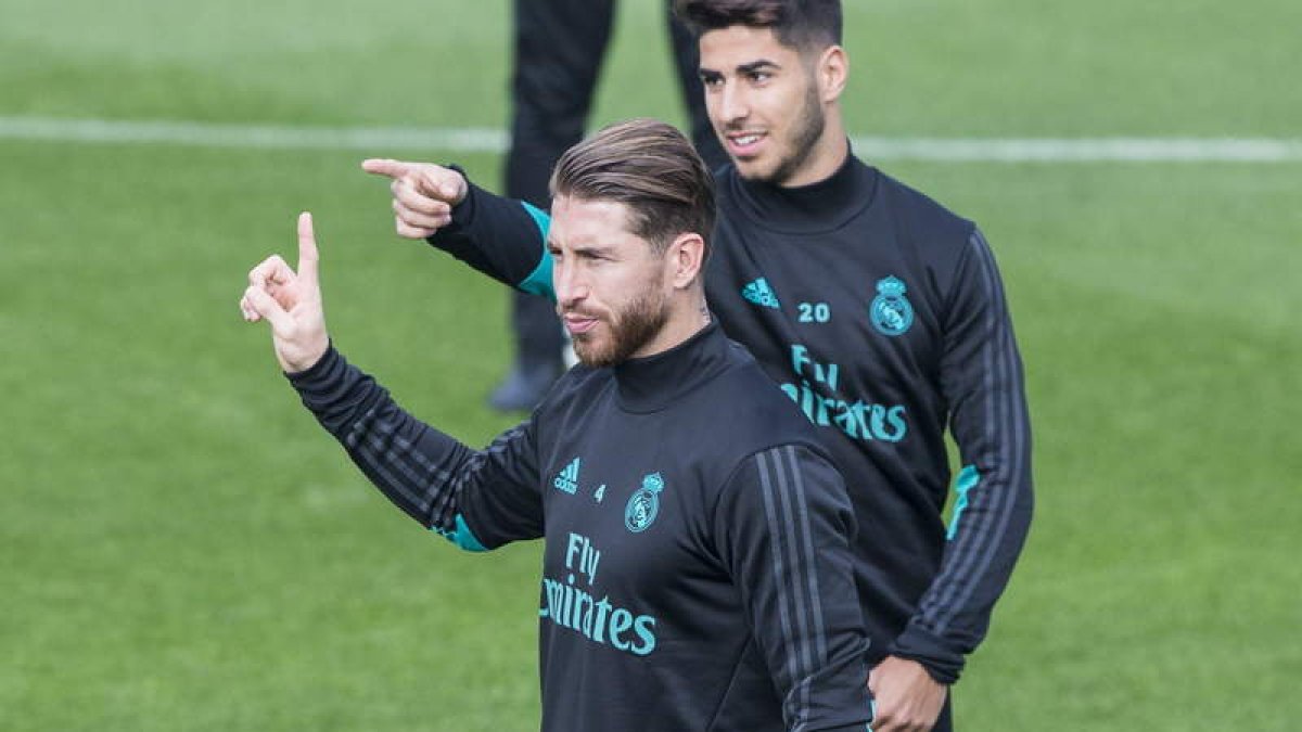 Sergio Ramos y Marco Asensio, durante un entrenamiento del Real Madrid. RODRIGO JIMÉNEZ