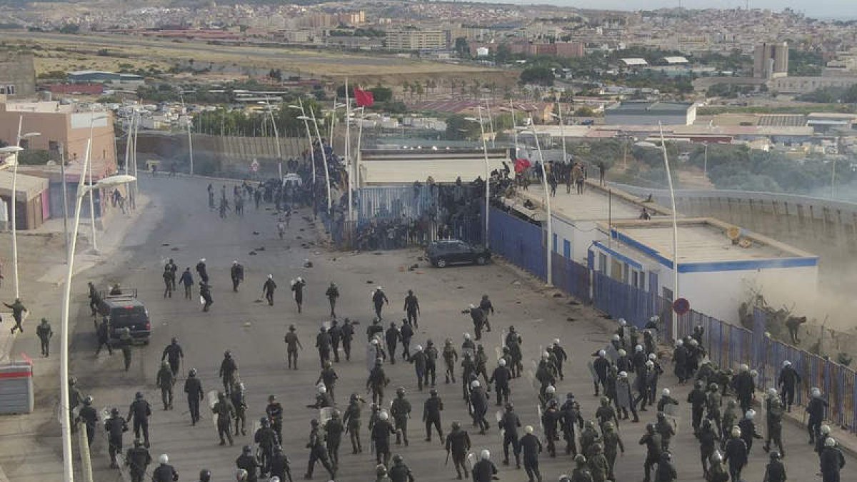 Una vecina del Barrio Chino de Melilla fotografió parte de los momentos del asalto. STRINGER