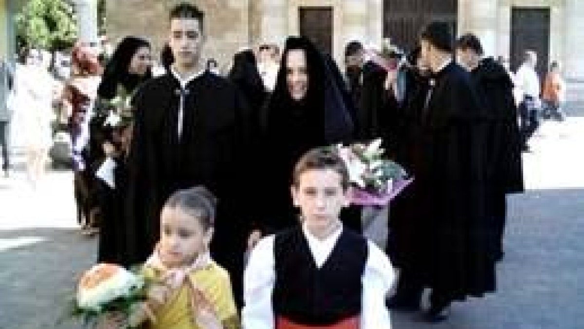 Las damas se visten de negro durante la ofrenda floral a la Virgen del Castillo