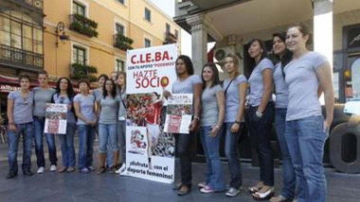 Las jugadoras del Cleba posan en la plaza de la Catedral con el cartel de la campaña de socios.
