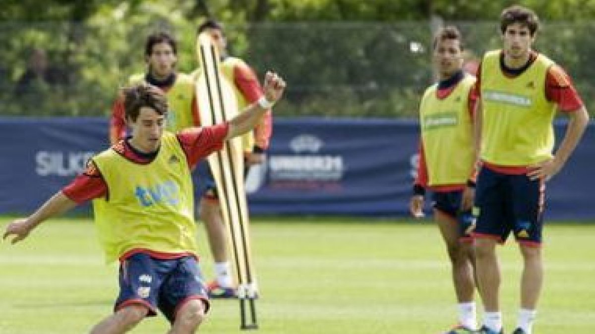 Bojan conduce la pelota durante el entrenamiento de la sub-21.