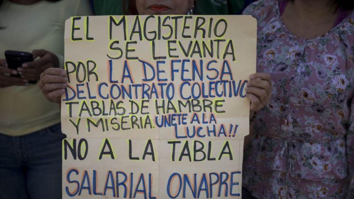 Empleados publicos protestan para pedir mejores salarios y contra presuntos incumplimientos de contratos colectivos.