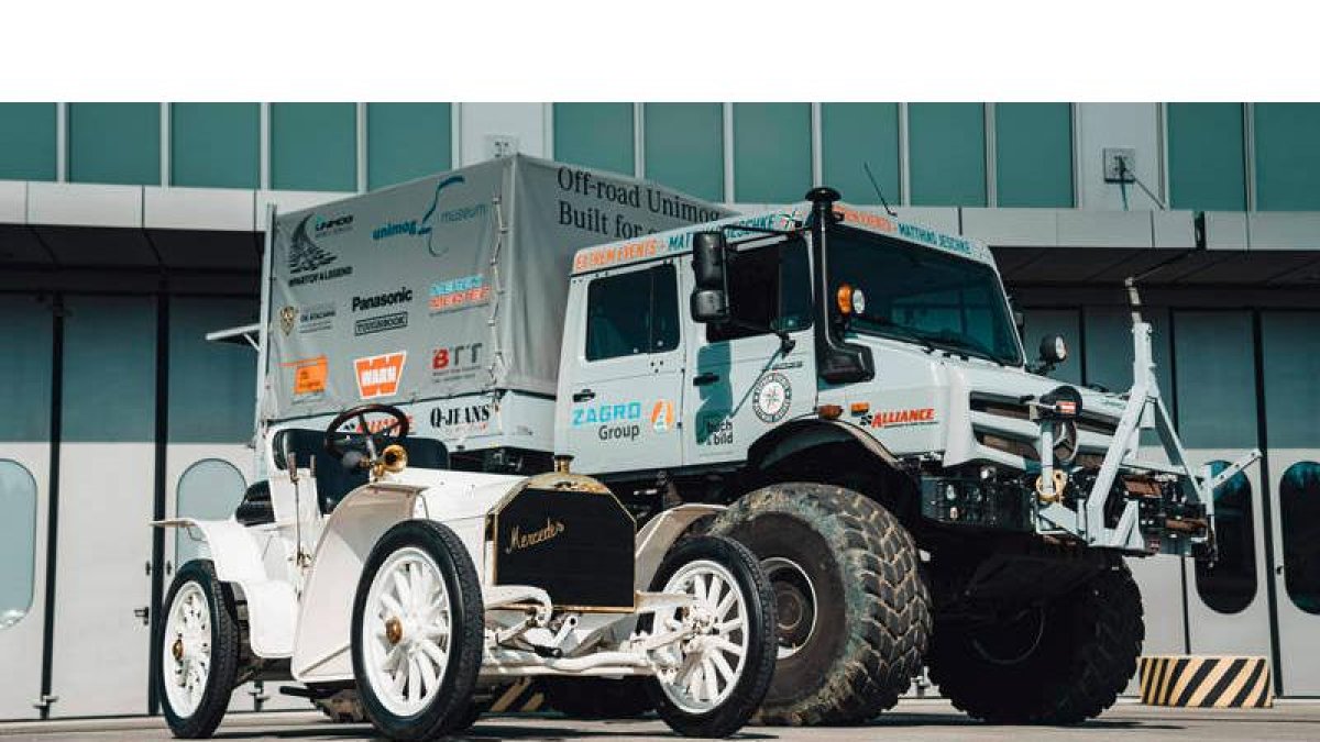 Sin complejos: el pequeño Mercedes Simplex de 1902, junto al enorme Unimog U 5023, que marcó (2019 en Chile) el récord de conducción a gran altura. BM
