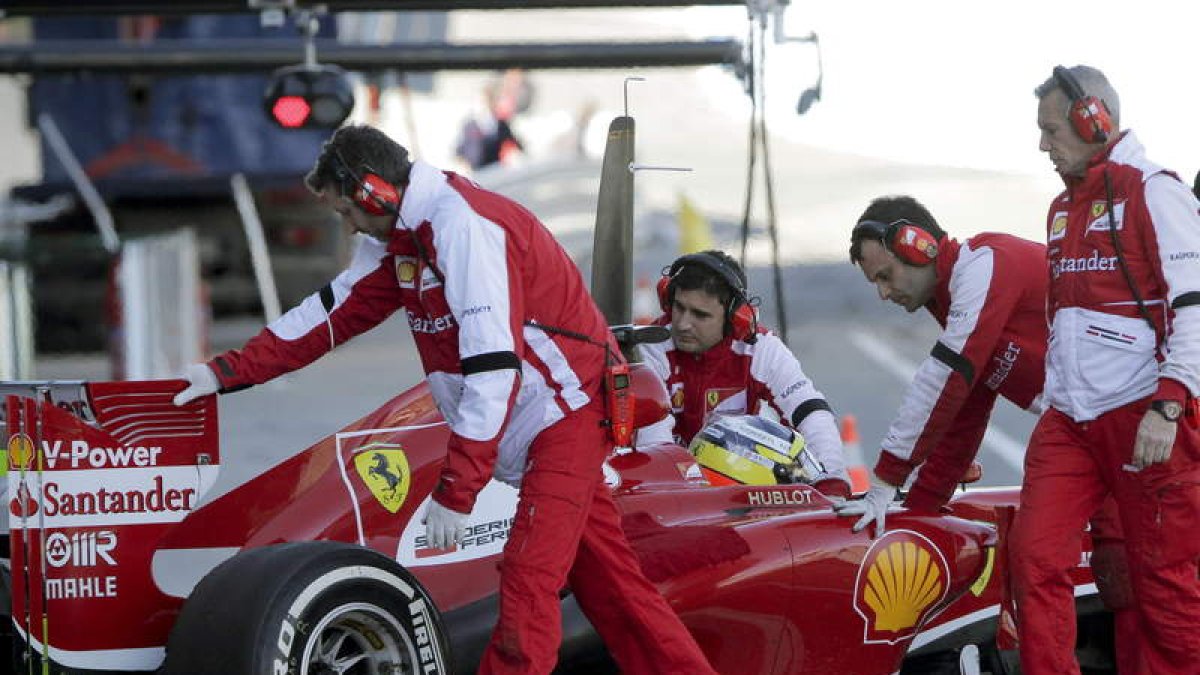 De la Rosa entra en el box de Ferrari tras sufrir una avería.