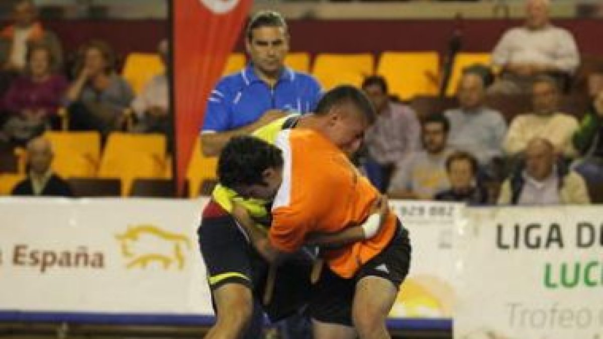 La categoría de ligeros se resolvió con la ausencia de Santi y el triunfo de Víctor.