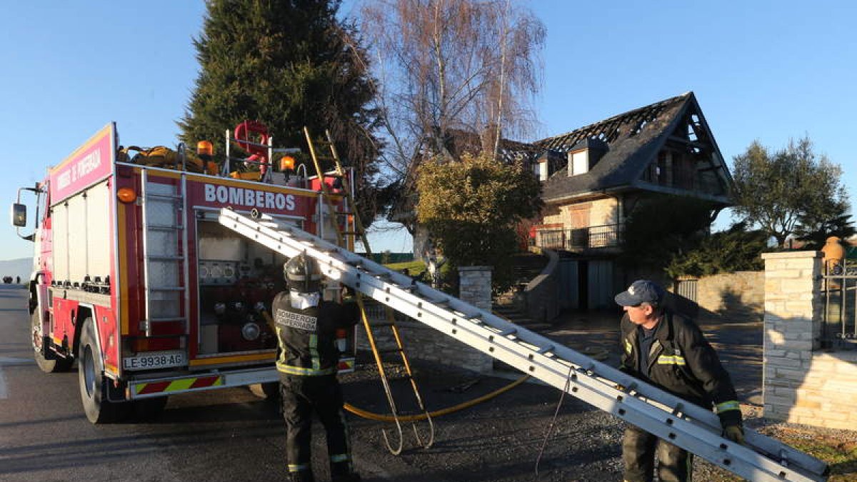 Los bomberos de Ponferrada desplazaron dos camiones autobomba a la calle Mencía.