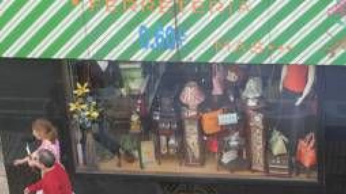 El expediente afecta al bazar asiático más importante, el que funciona en la avenida de La Puebla