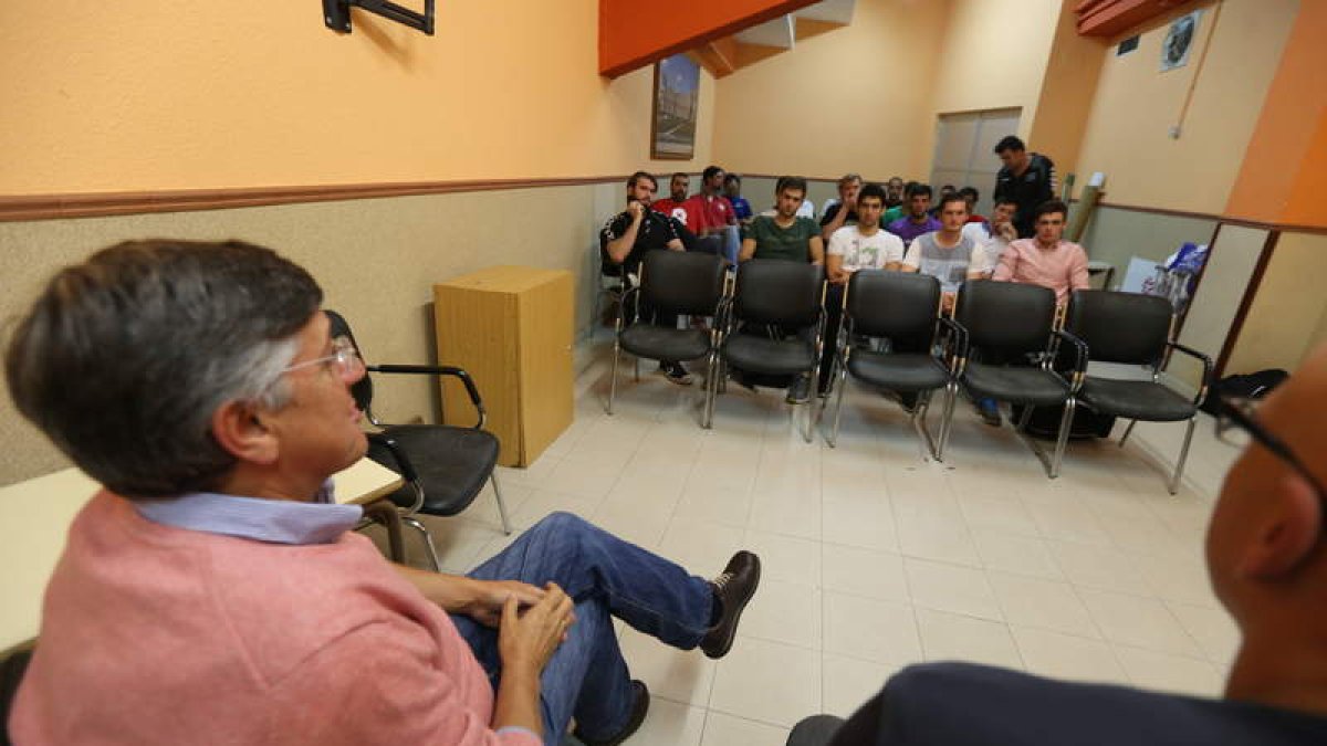 Un momento de la reunión informativa mantenida ayer con el equipo tras el entrenamiento