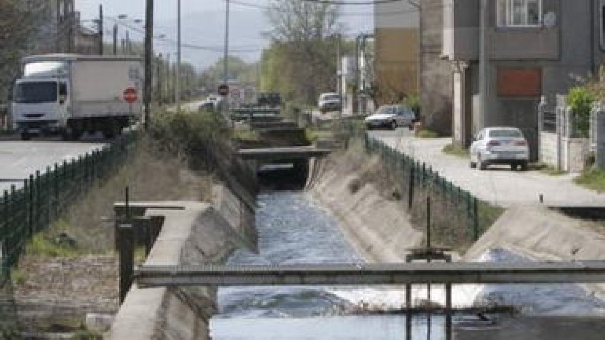 El Canal Bajo del Bierzo, en una imagen reciente a su paso con agua de riego por el barrio ponferrad