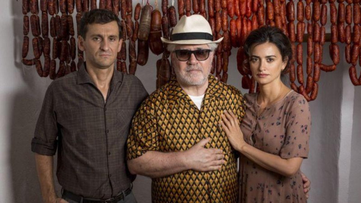 Pedro Almodóvar, con Raúl Arévalo y Penélope Cruz, en una imagen promocional de Dolor y gloria