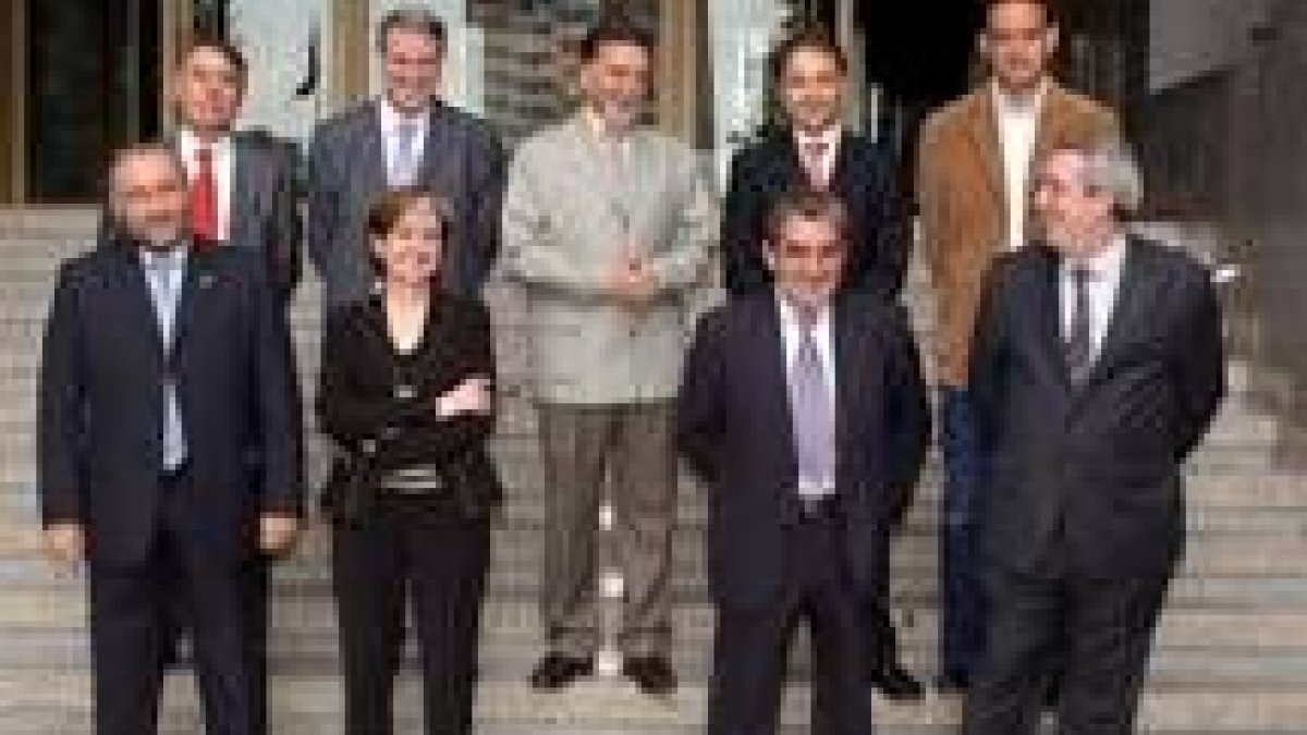 El delegado Miguel Alejo posa con todos los subdelegados del Gobierno de la comunidad