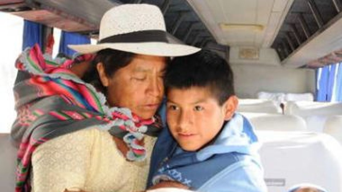 El niño boliviano Franklin Villca, de 10 años, y su madre Zenobia Huanaco, al reencontrarse en Cocha