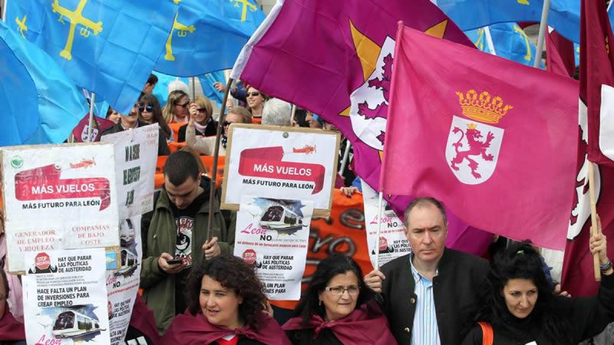 La Federación de Asociaciones Vecinales Rey Ordoño de León se concentra ante el Ministerio de Fomento en defensa del ferrocarril