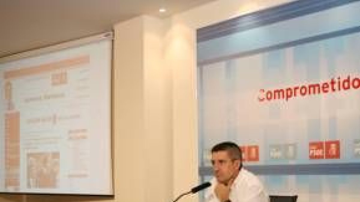 El candidato a la Alcaldía presentó ayer su página web, en víspera de la llegada de Zapatero