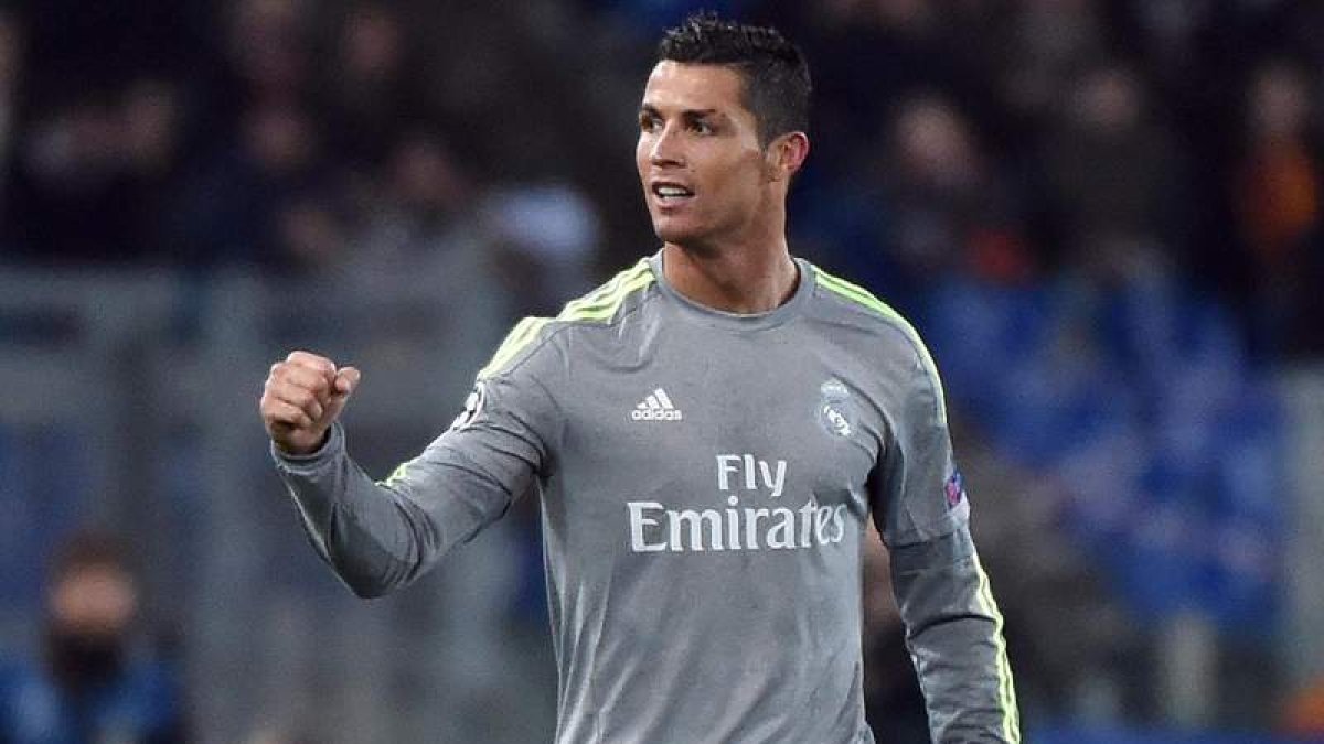 El delantero portugués, Cristiano Ronaldo, celebra el gol que encarriló el triunfo del Real Madrid ayer noche en el Olímpico de Roma. ettore ferrari