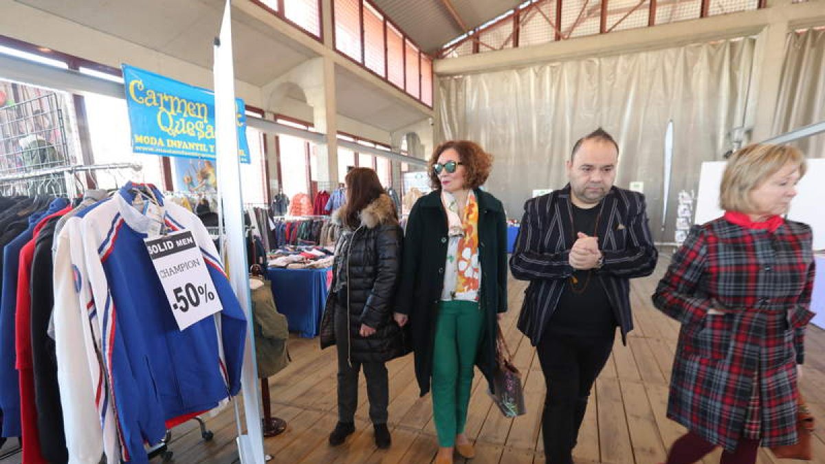 La alcaldesa de Ponferrada, ayer, con los representantes de Templarium en la inauguración. L. DE LA MATA