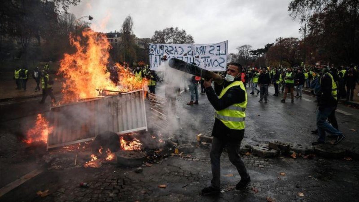 Protestas de los chalecos amarillos por las calles de París.