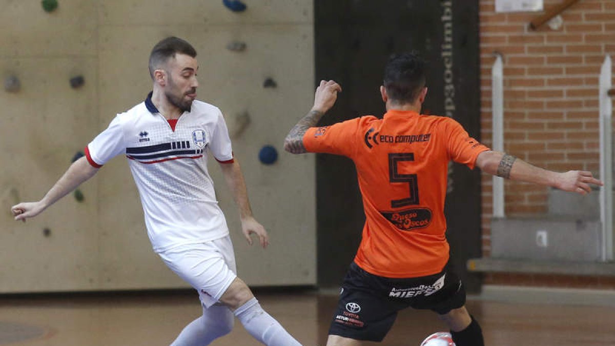 Furi abrió el camino de la victoria para el equipo trepalense al marcar el primer gol. FERNANDO OTERO