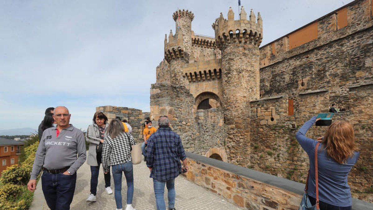 El Castillo templario es el emblema de la ciudad de Ponferrada. ANA F. BARREDO