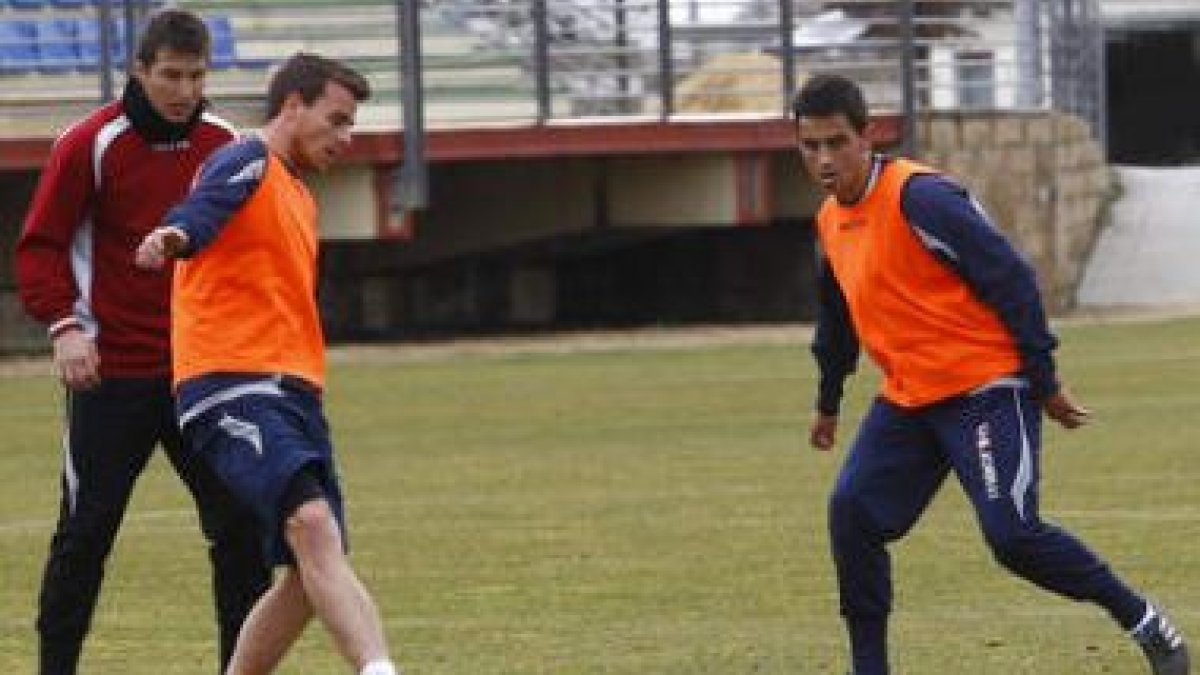 La Cultural no quiere que la victoria se escape hoy. Aurelio, Santi Santos y Víctor en una sesión.