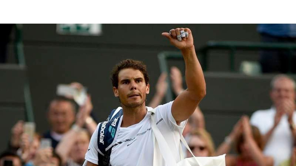 Nadal en su despedida ayer de la afición británica. GERRY PENNY