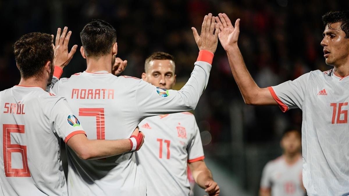 Los jugadores felicitan a Morata.