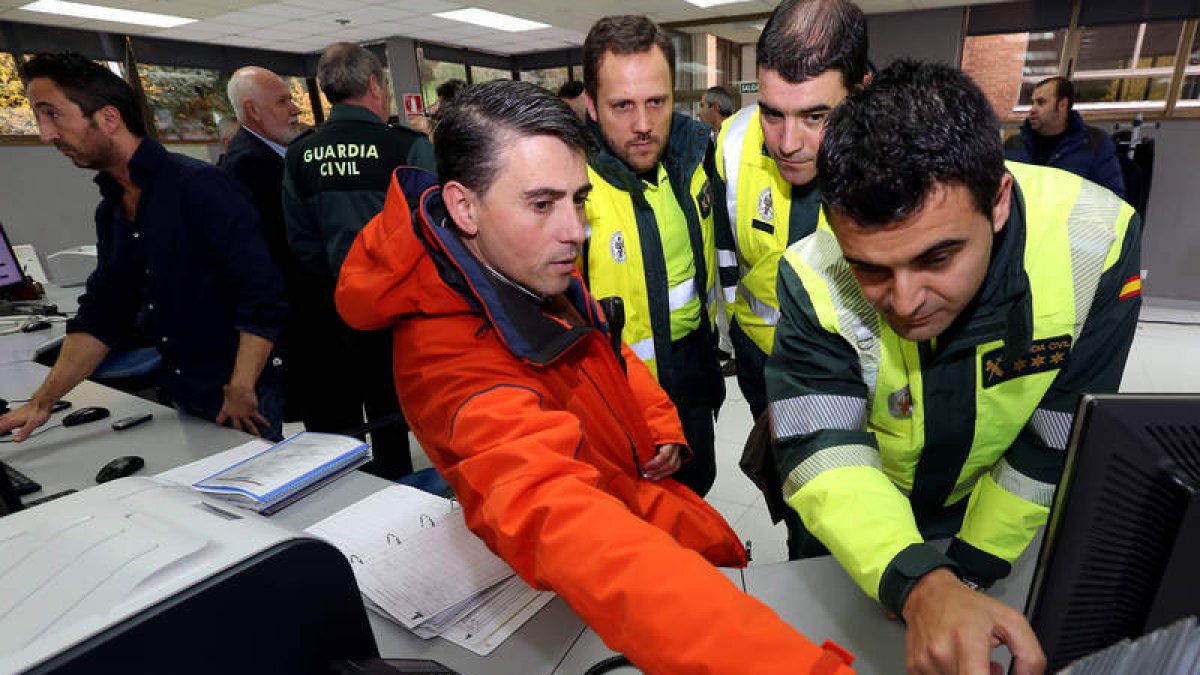 Operarios inspeccionaron ayer las consignas de la campaña en el centro de contol.