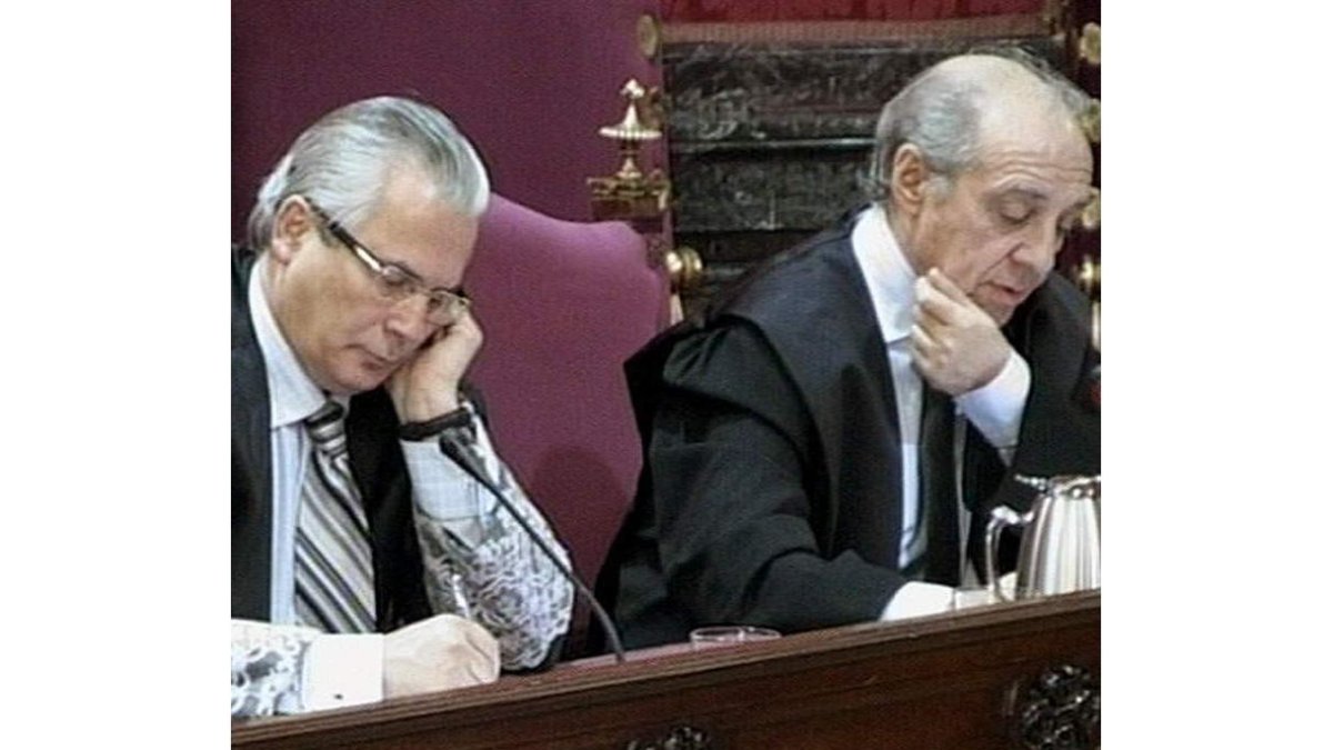 Garzón, junto a su abogado Gonzalo Martínez-Fresneda.