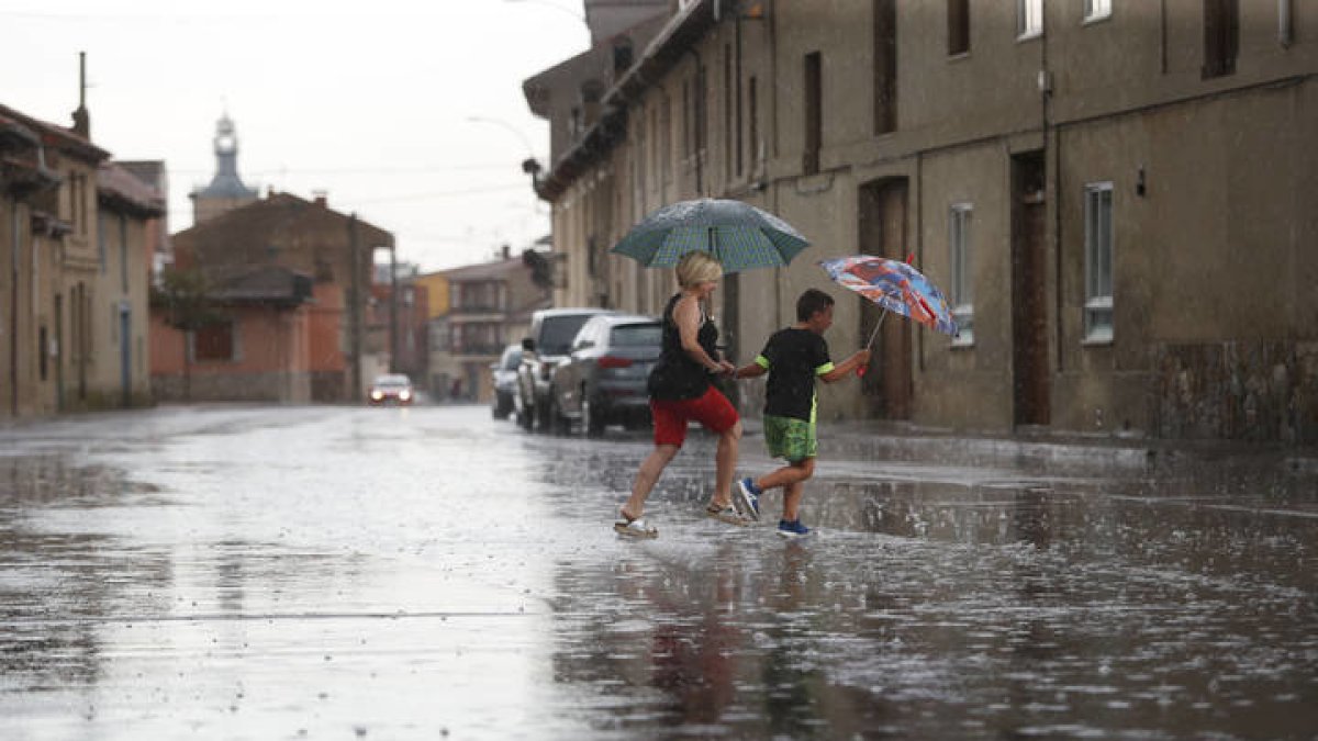 Imagen de una de las tormentas de este verano. JESÚS F. SALVADORES