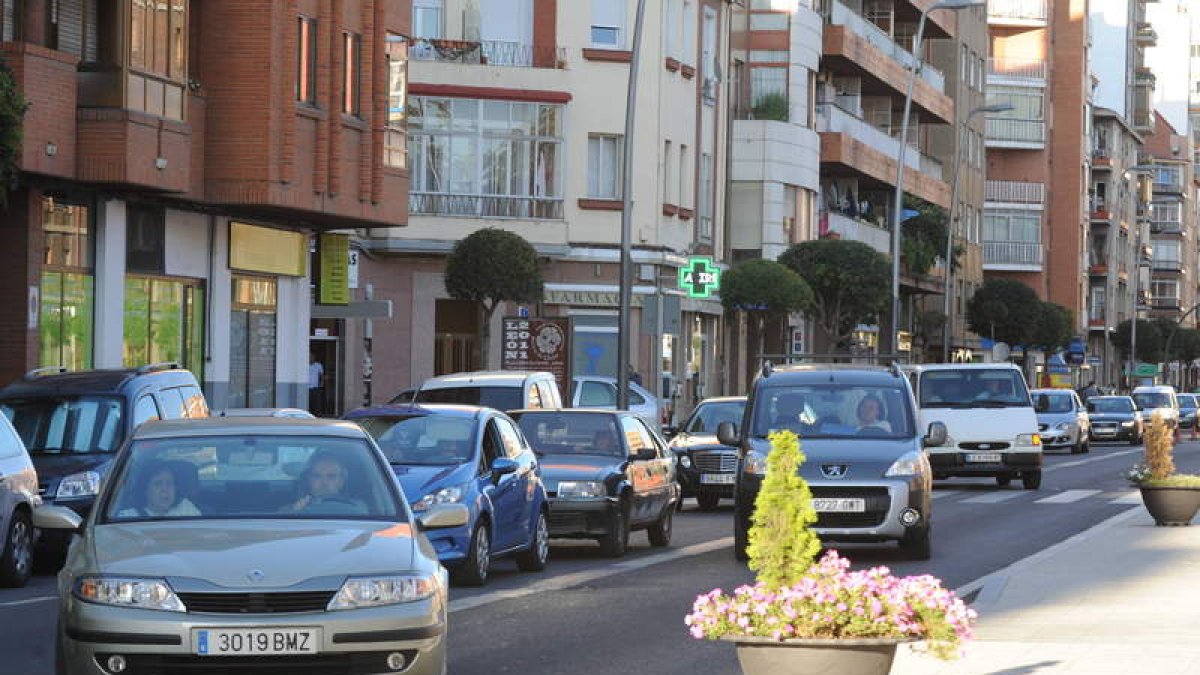 Los primeros atascos ya han comenzado a producirse en la avenida Fernández, una vez que ha recuperado sus dos carriles.