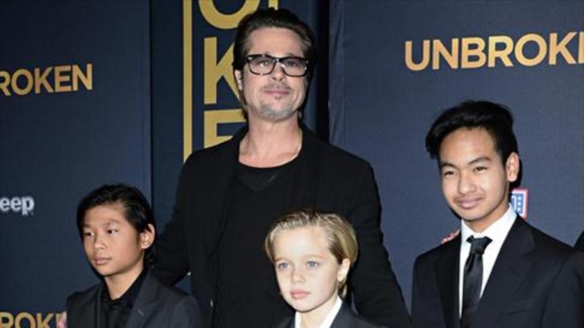 Brad Pitt posa con tres de sus seis hijos, en el estreno de la película 'Unbroken', en diciembre del 2014.