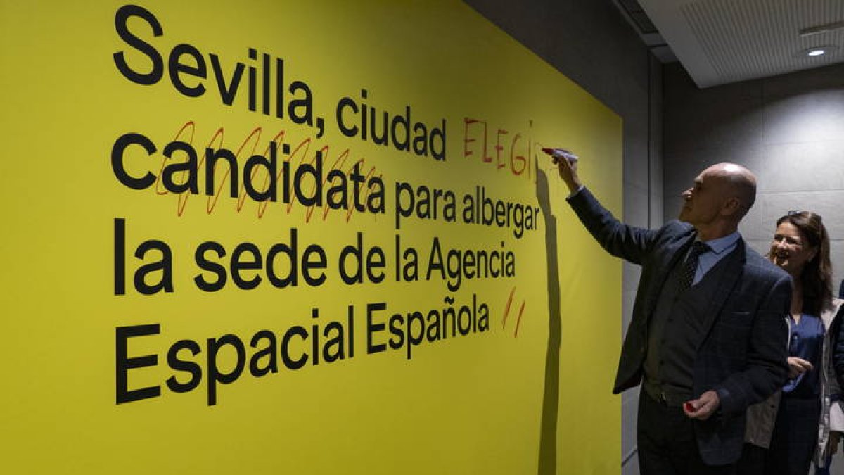 El alcalde de Sevilla, Antonio Muñoz, celebra que la ciudad haya sido elegida para acoger la sede de la Agencia Espacial Española. DAVID ARJONA