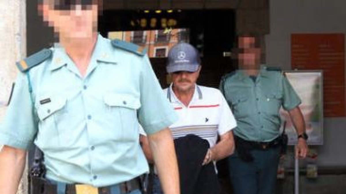 El promotor sale de los calabozos, ayer por la tarde, escoltado por dos guardias civiles, en direcci