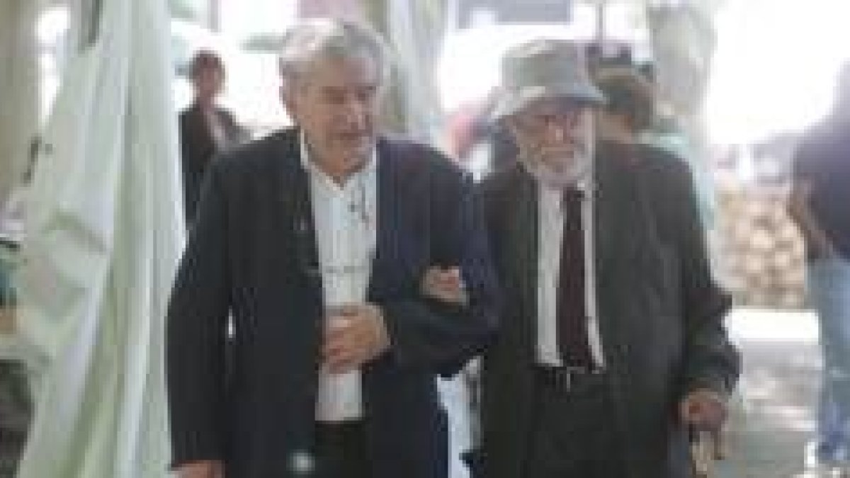 La imagen muestra al grupo de intervinientes en el festival poético