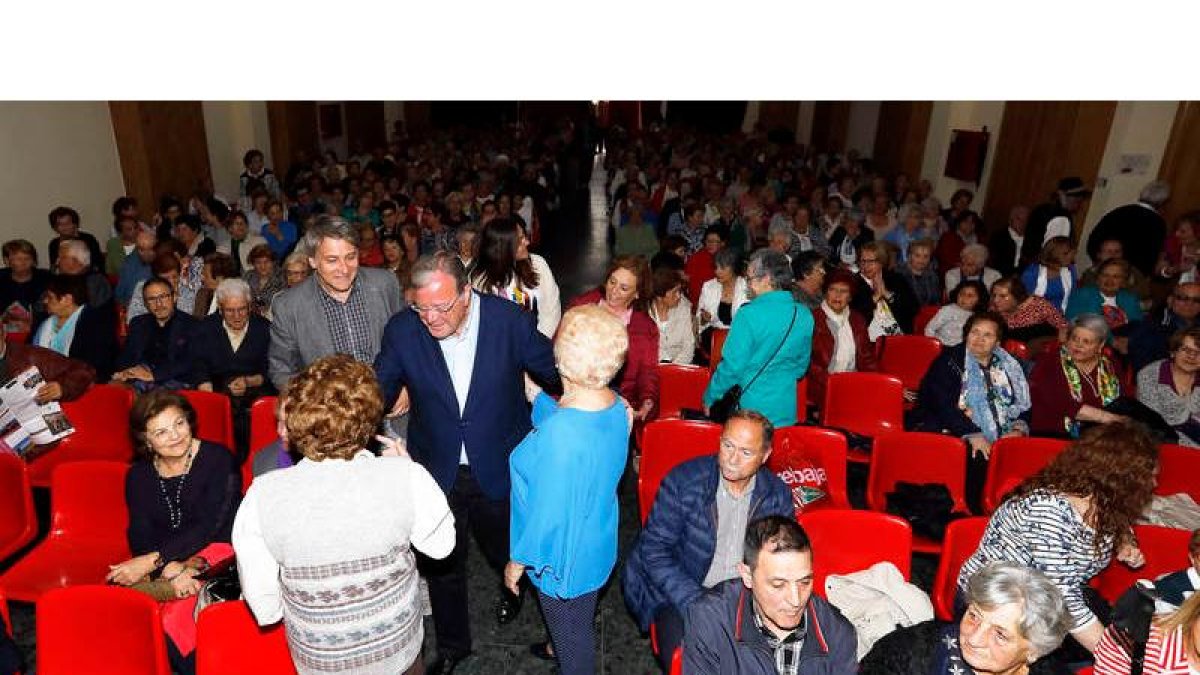 Antonio Silván, ayer en un salón de actos en el colegio Divina Pastora repleto de personas mayores. MARCIANO PÉREZ