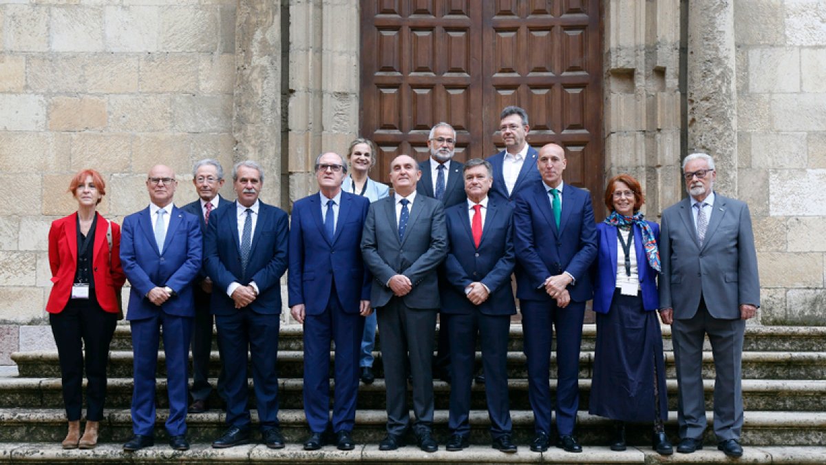El vicepresidente primero de las Cortes de Castilla y León, Francisco Vázquez, el alcalde de León, José Antonio Diez, el Defensor del Pueblo de España, Ángel Gabilondo y el Procurador del Común de Castilla y León, Tomás Quintana, junto a los defensores de Andalucía, Aragón, Canarias, Cataluña, Valencia, Galicia, Navarra y el País Vasco y el catedrático de Derecho Administrativo de la Universidad de Extremadura, Vicente Álvarez García. FERNANDO OTERO PERANDONES
